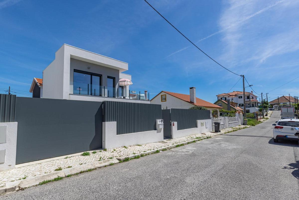 Poolside Oasis By Caparica Holiday home *